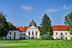 A kastély a park felől nézve / The Palace from the park